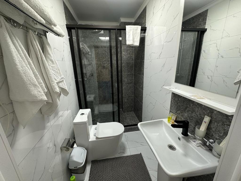 Voyazh Hotel Taraz Eksteriør billede