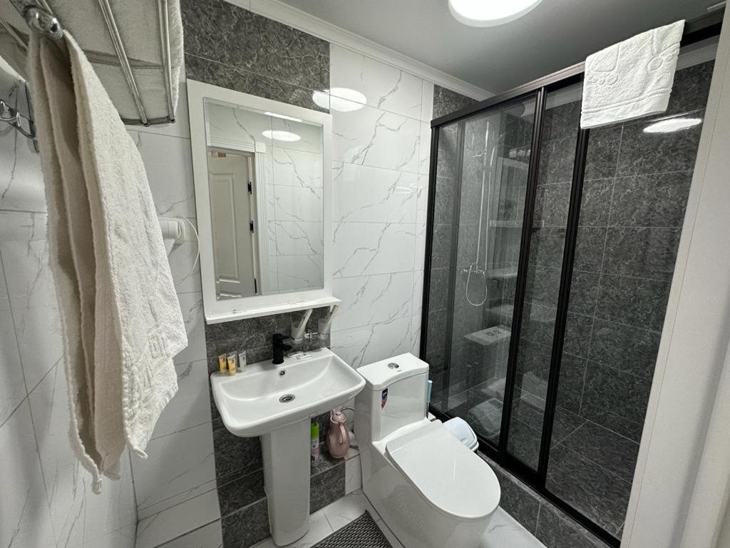 Voyazh Hotel Taraz Eksteriør billede
