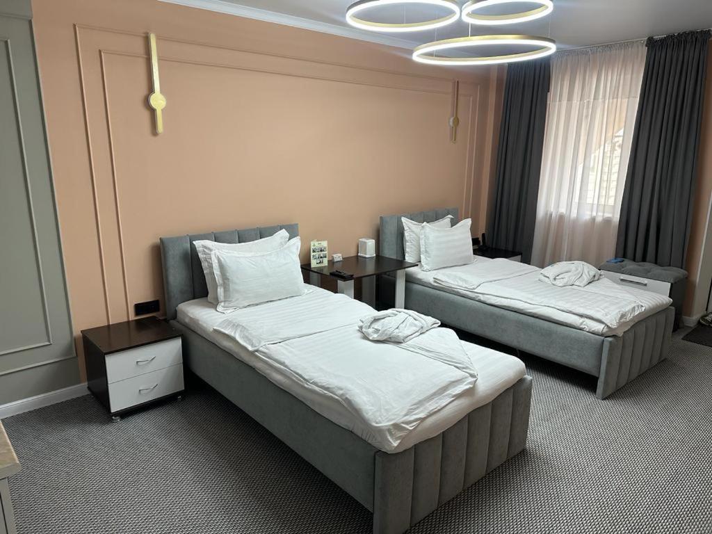 Voyazh Hotel Taraz Eksteriør billede