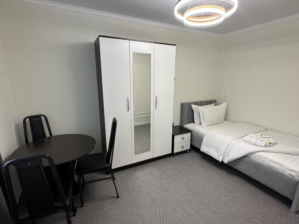 Voyazh Hotel Taraz Eksteriør billede