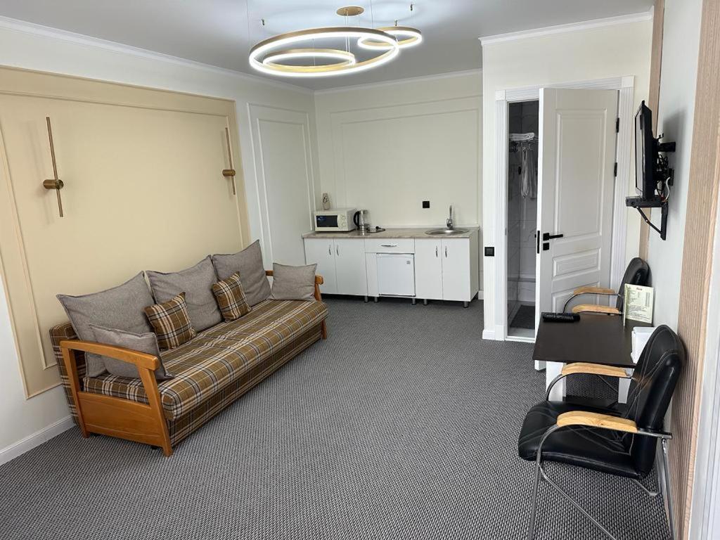 Voyazh Hotel Taraz Eksteriør billede