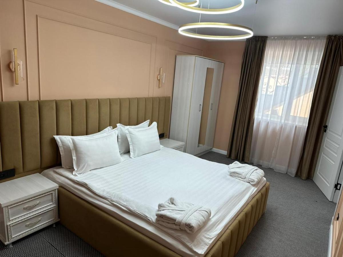 Voyazh Hotel Taraz Eksteriør billede