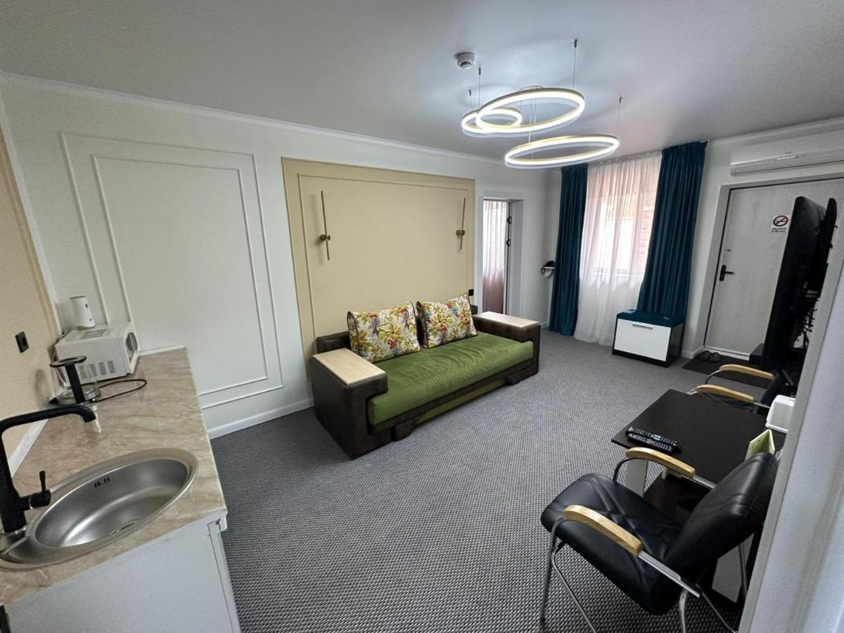 Voyazh Hotel Taraz Eksteriør billede